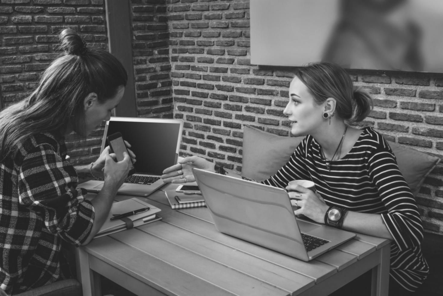 Équipe Yavonelaro travaillant sur des analyses financières